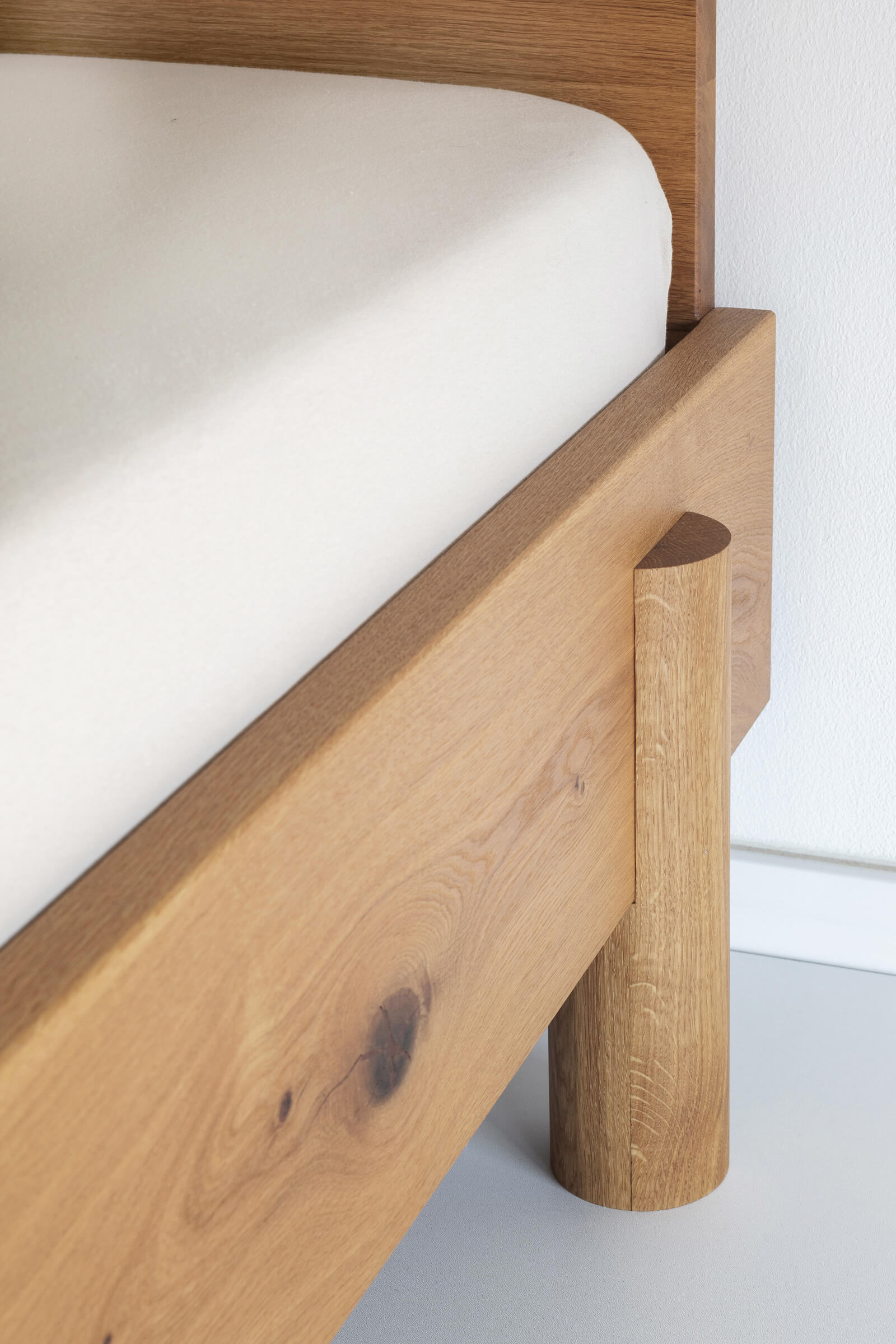 Rondo (mit Kopfteil) — Bett aus Massivholz – Bild 7