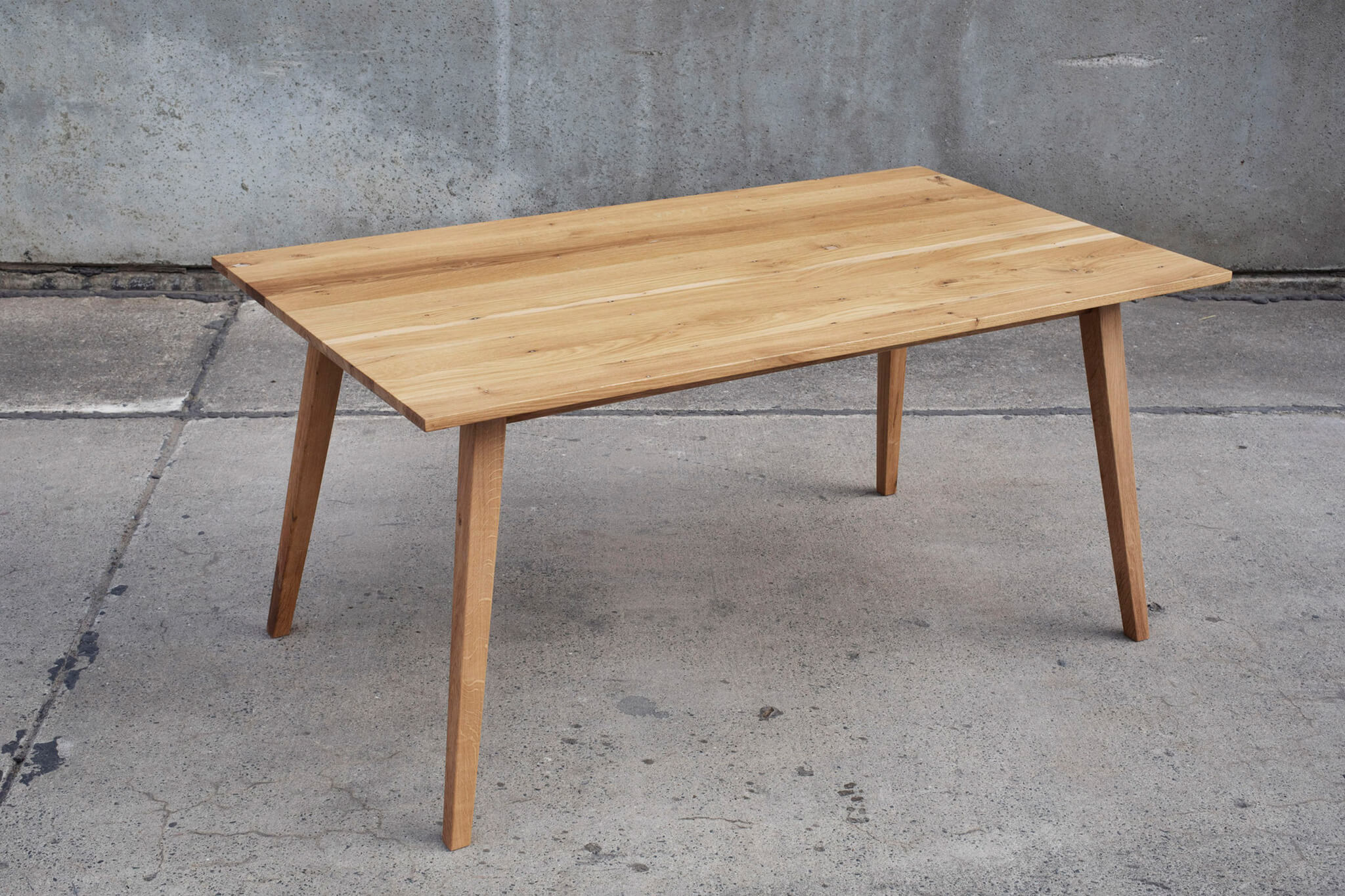 Jo — Tisch aus Massivholz – Bild 3