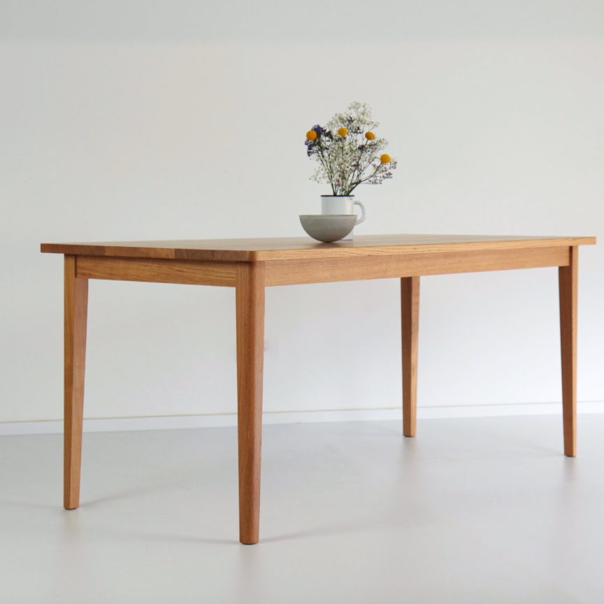 Piet โ Tisch aus Massivholz