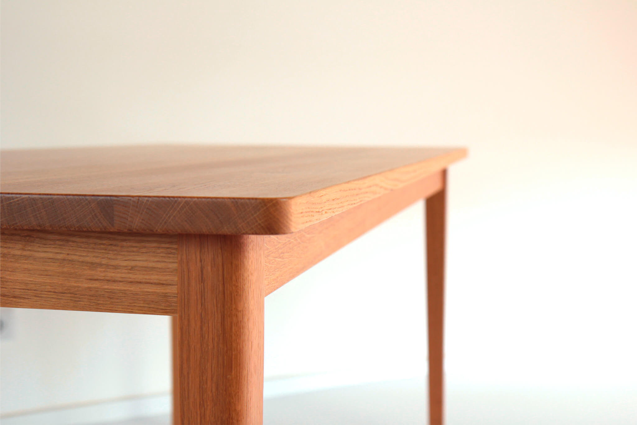 Piet — Tisch aus Massivholz – Bild 5